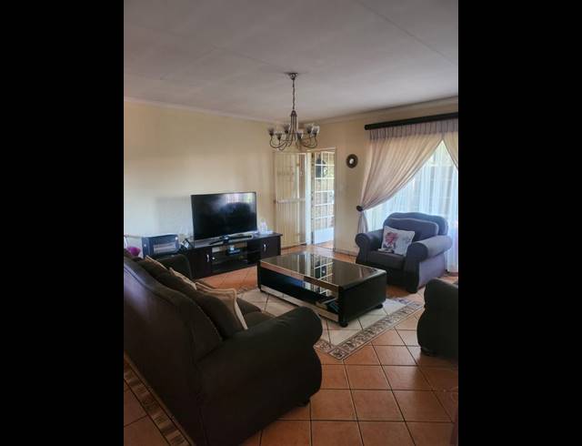 3 BEDROOM APARTMENT FOR SALE IN TURFFONTEIN